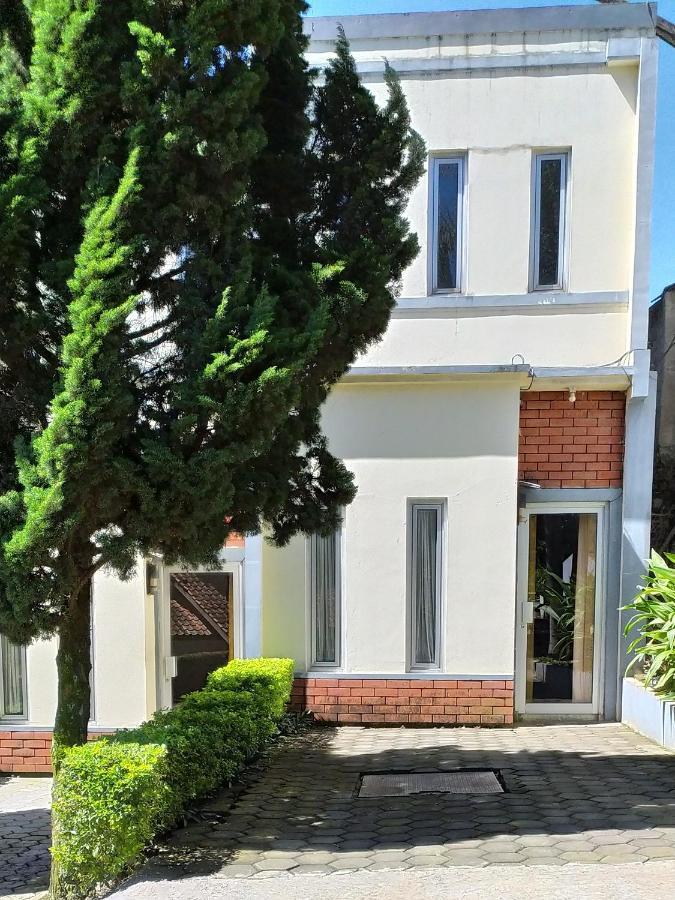 Villa Beverly Lembang Exterior foto